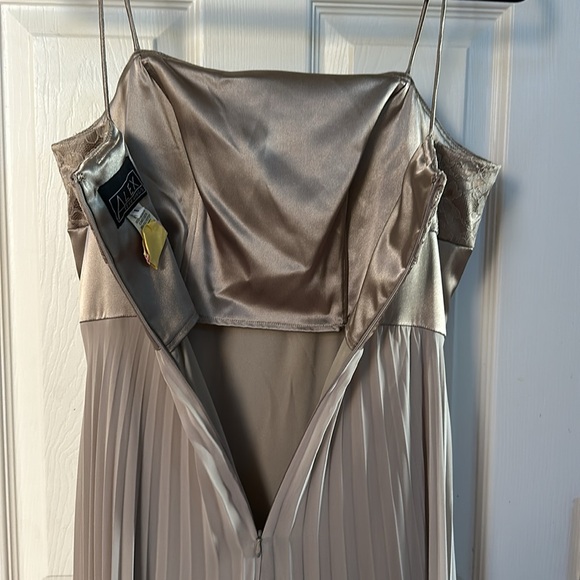 Two piece top bottles, 100% polyester with a satin lining with a lace jacket - Picture 5 of 7